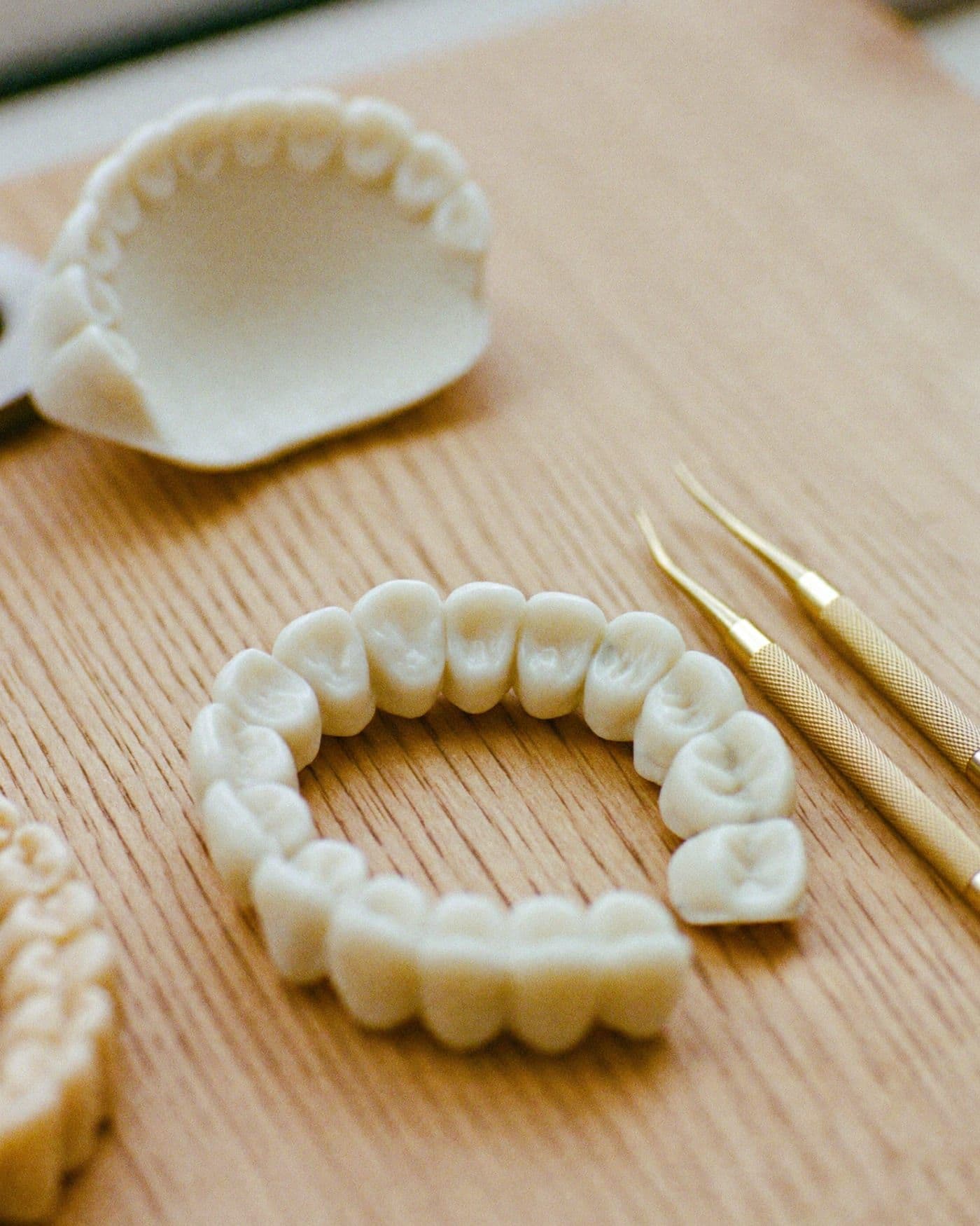 Licówki i korony porcelanowe na stole pracowni protetycznej